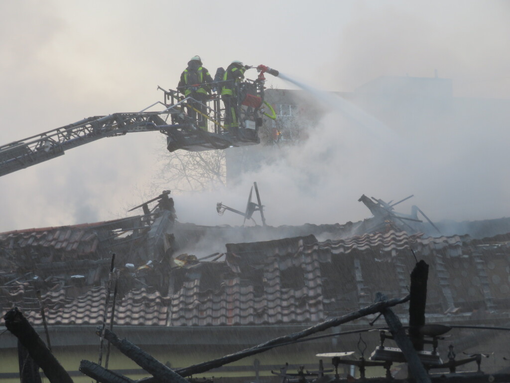 ber die Ursache des Brands kann die Feuerwehr bisher nichts sagen.