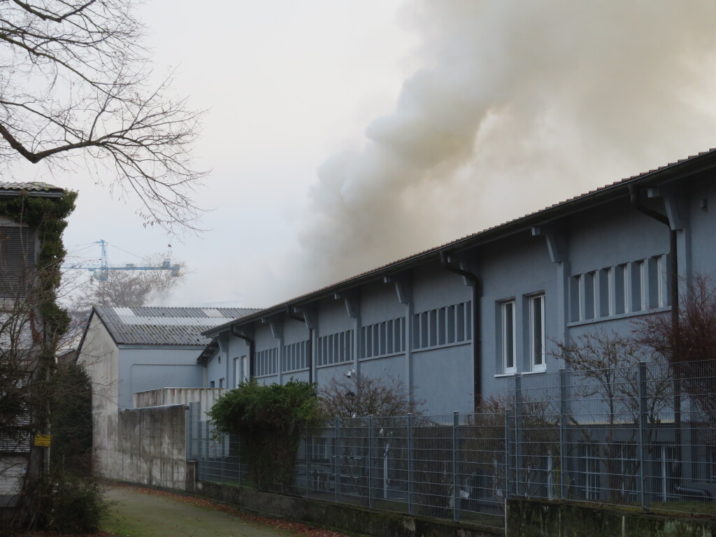 Der Rauch zog vom Brandort am Freibad fast ber das gesamte Stadtgebiet bis nach Stetten an die Grenze. Die Bevlkerung wurde aufgerufen, Tren und Fenster geschlossen zu halten und Lftungen auszuschalten.