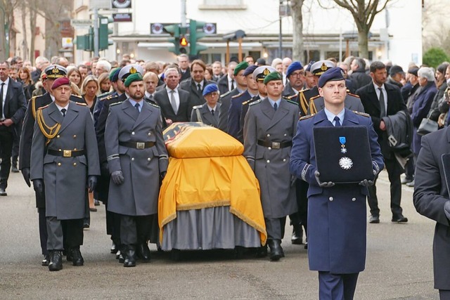 Trauerzug mit dem Sarg Wolfgang Schubles durch die Offenburger Innenstadt.  | Foto: Helmut Seller