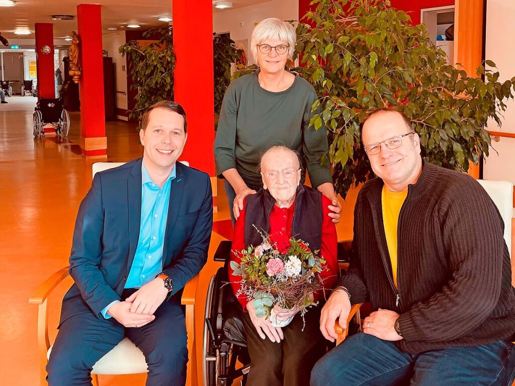 Ottenheims Ortsvorsteherin Silke Weber,  Brgermeister Marco Gutmann und  Meienheims Brgermeister Alexander Schrder haben im Januar die lteste Schwanauerin Hedwig Siebert (104), besucht, die jetzt im Erika-Zrcher-Haus Meienheim lebt.