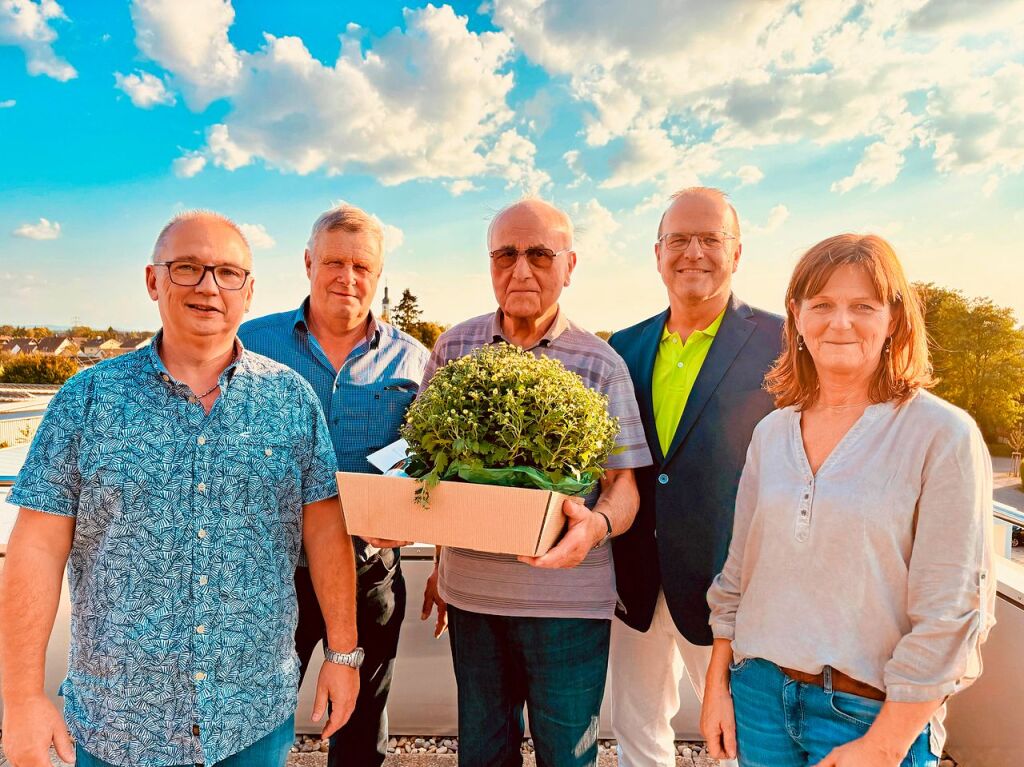 Der Meienheimer Totengrber Heinz Rosewich (Mitte) hat sich nach mehr als 50 Jahren aus dem Dienst verabschiedet, rechts neben ihm: Brgermeister Alexander Schrder und Bettina Lohrer (Personalrtin)