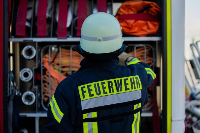 Die Feuerwehr lschte den kleinen Bran...ber auch etliche weitere Spezialisten.  | Foto: Rolf Vennenbernd (dpa)