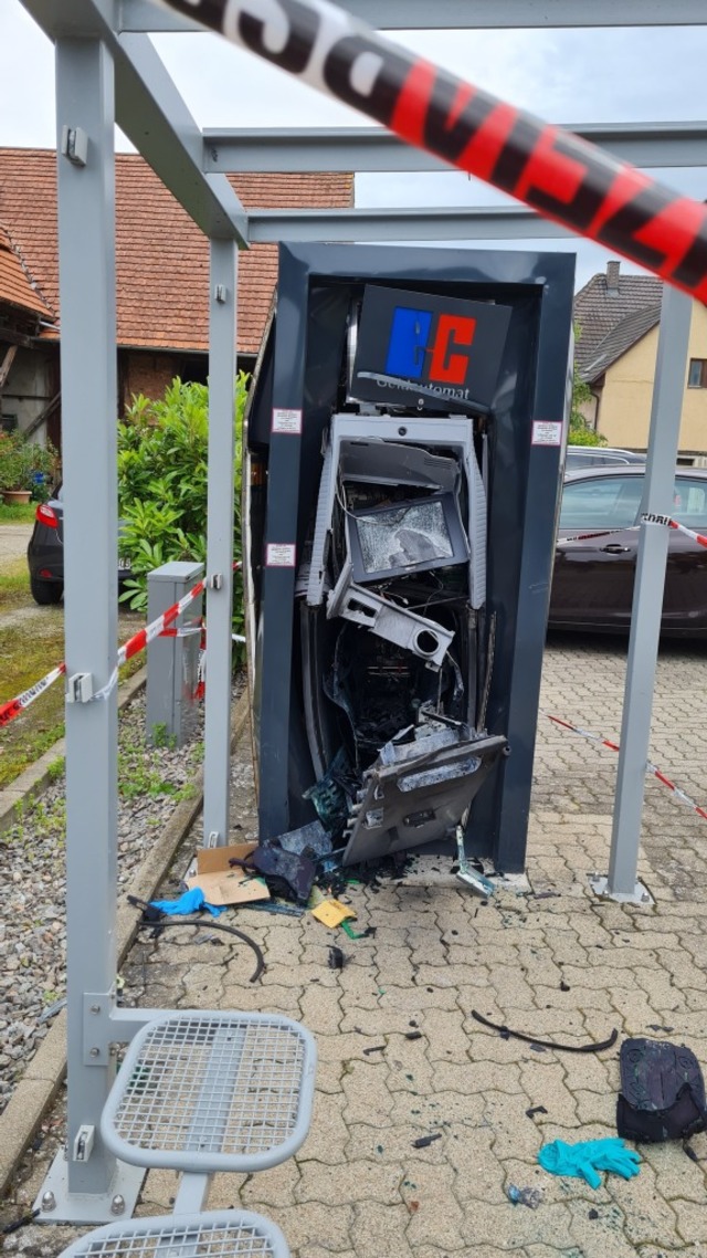 Der Geldautomat in Weisweil wurde eben...as neue Gert gerade mal sechs Wochen.  | Foto: Ilona Hge