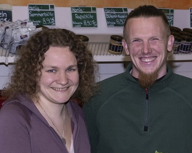 Anna und Matthias Kuhn vom Eulenhof Dogern in ihrem Hofladen  | Foto: Leonie Baumgrtner - Atelier BLiCKFANG!