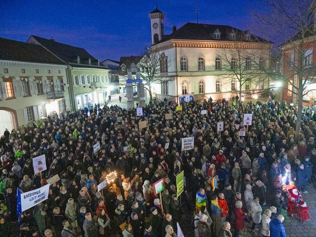 Brgerprotest: Die Welle der Demonstrationen gegen Rechtsextremismus erreichte auch das Markgrflerland. Am 2. Februar versammelten sich  hunderte Menschen auf dem Markgrfler Platz in Mllheim und hrten engagierte Reden, die die Demokratie strken sollten.