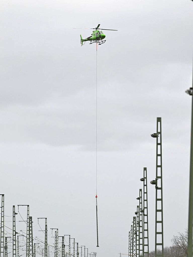 Luftakrobatik: Am Karfreitag gab es an der gesperrten Rheintalbahn zwischen Auggen und Mllheim spektakulre Bauarbeiten. Per Helikopter wurden neue Oberleitungsmasten installiert.