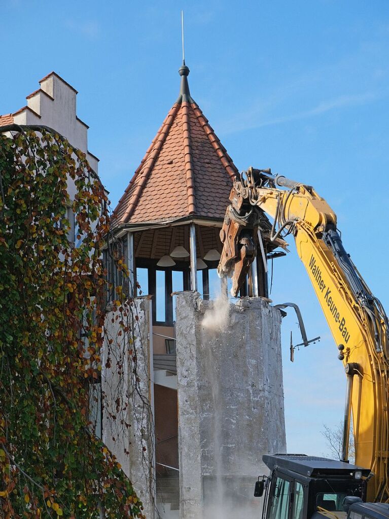 Abbruch: Der Umbau des Bad Bellinger Rathauses gehrt zu den aktuell grten Projekten im Kurort. Anfang November wurde der durchaus ortsbildprgende Rathausturm abgerissen.