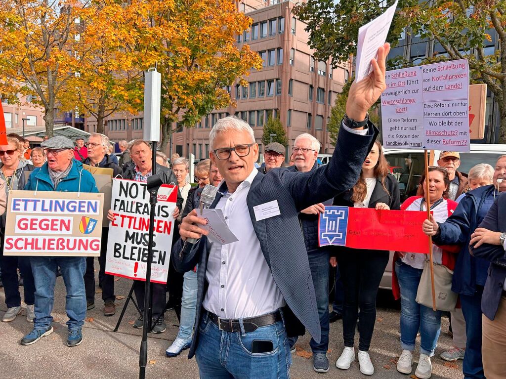 Widerstand: Die geplante Schlieung der Notfallpraxis in Mllheim war eines der besonders heien Themen in diesem Herbst. In Stuttgart protestierten am 21. Oktober Vertreter der 18 betroffenen Gemeinden im Land, Mllheims Brgermeister Martin Lffler hielt eine kmpferische Rede.