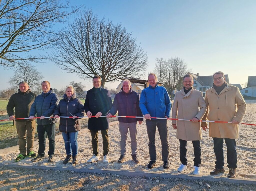 Januar: Freuten sich ber die Einweihung des neuen Reitplatzes in Altenheim: von links) Matthias Mild, Florian Nachtsheim, Carmen Klaas, Brgermeister Tobias Uhrich, Reiner Spitznagel, Gerhard Moser, Marco Fischer und  Jochen Strosack.