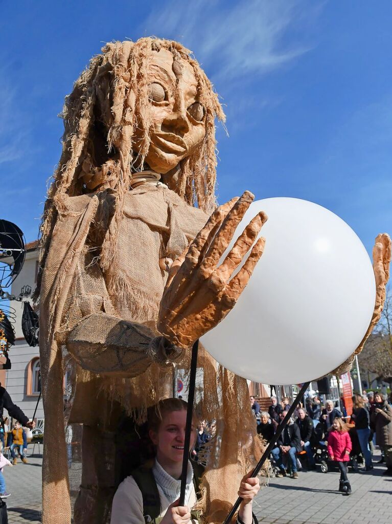 <Soloanlauf>Mrz: Bunt ging es zu</Soloanlauf><Text>beim Auftakt der Puppenparade Ortenau am Samstag in Neuried-Altenheim. Rund um das Rathaus gab es jede Menge Figurenspiel. </Text>