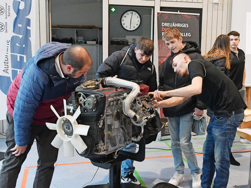 Mrz: Der erste Berufsinfoabend der Gemeinde Neuried ist ein groer Erfolg gewesen. Am Donnerstag kamen rund 350 Besucherinnen und Besucher in die Ichenheimer Langenrothalle, darunter viele Jugendliche.