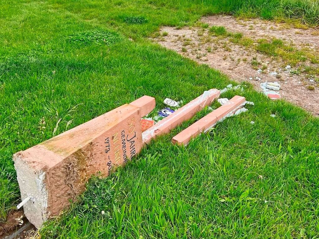 Mai: Der Gedenkstein am sogenannten Dreilndereck <Fett></Fett>sollte an das 50-jhrige Bestehen der Gemeinde Neuried erinnern. Nun haben Unbekannte das Denkmal zerstrt. Darber rgert sich Brgermeister Tobias Uhrich auf Facebook.