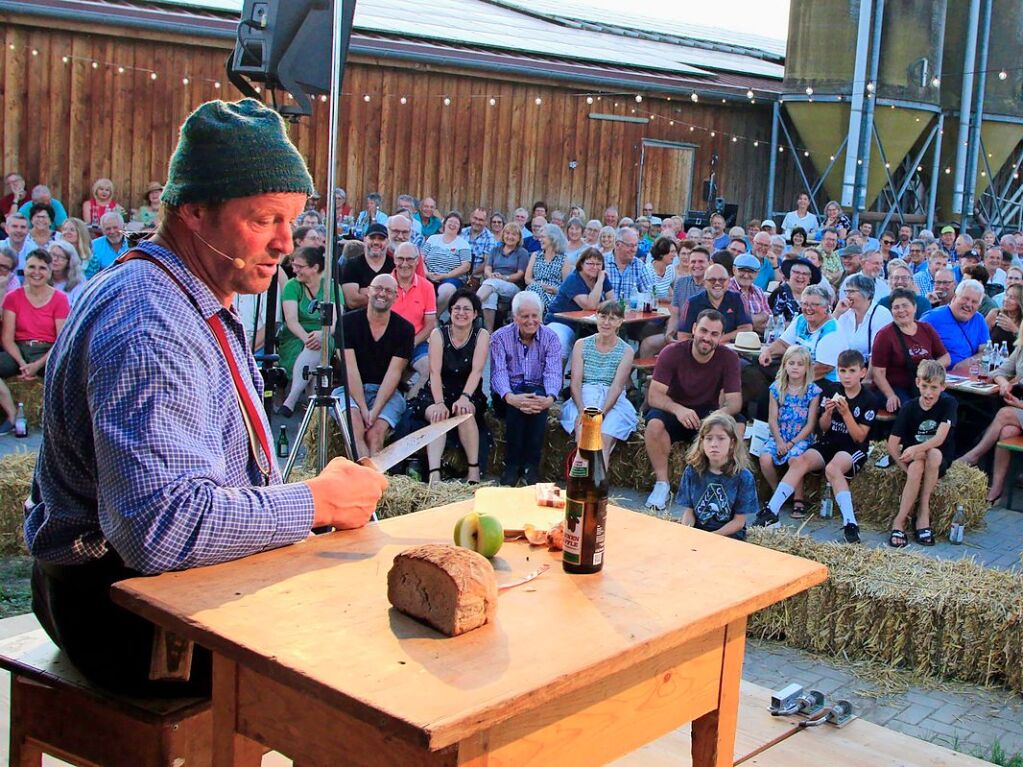 August: Mit Bulldog, fahrbarer Wanderbhne und dem Programm „Land in Sicht“ im Gepck, war Kabarettist Martin Wangler („Fidelius Waldvogel“) zu Gast auf dem Geflgelhof Adam in Neuried-Altenheim.