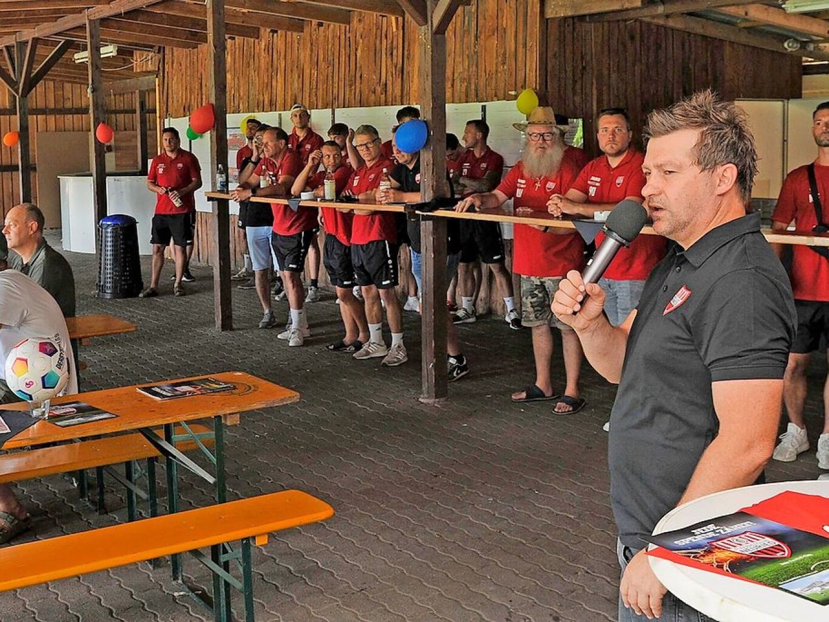 August: Das erneuerte Sportgelnde des FC Neuried in Ichenheim ist am Samstag eingeweiht worden. Namensgeber ist eine rtliche Firma fr Wintergrten und Terrassenberdachungen.