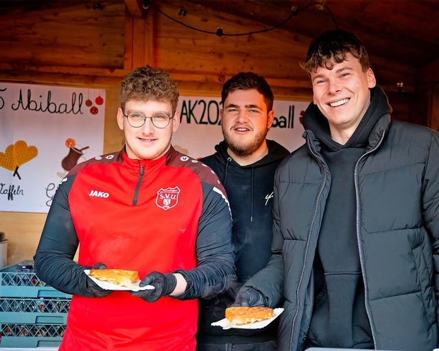 Schler der 13. Klasse der Hans Thoma Schule beim Waffelverkauf.  | Foto: Wolfgang Scheu