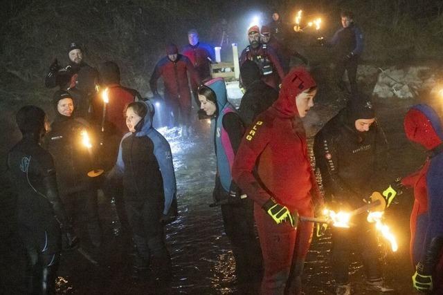 Jahresausklang mit Adrenalin – so ist es beim Silvesterschwimmen im kalten Neuenburger Rhein