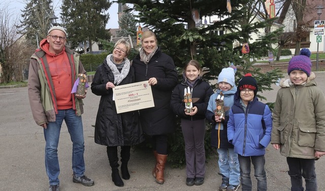 Thomas Vierlinger, Susanne Wiedensohle... und Grundschulkinder bei der bergabe  | Foto: Christine Weirich