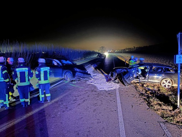 Die Unfallaufnahme und die Fahrzeugber...rten B3 zog sich ber mehrere Stunden.  | Foto: Bastian Bernhardt