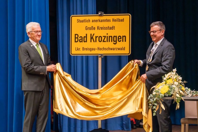 Ministerprsident Winfried Kretschmann...das neue Ortsschild von Bad Krozingen.  | Foto: Martin Koswig