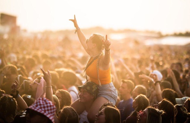 Feiern beim &quot;Southside Festival&quot; geht auch 2025.  | Foto: Christoph Schmidt (dpa)