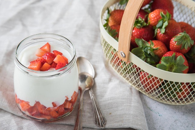 Joghurt ist doch gesund? Nicht, wenn e...ser: mit Naturjoghurt selbst anrhren.  | Foto: Christin Klose (dpa)