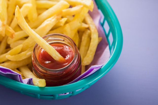 Damit Ketchup richtig lecker schmeckt, helfen die Hersteller mit Zucker nach.  | Foto: Christin Klose (dpa)