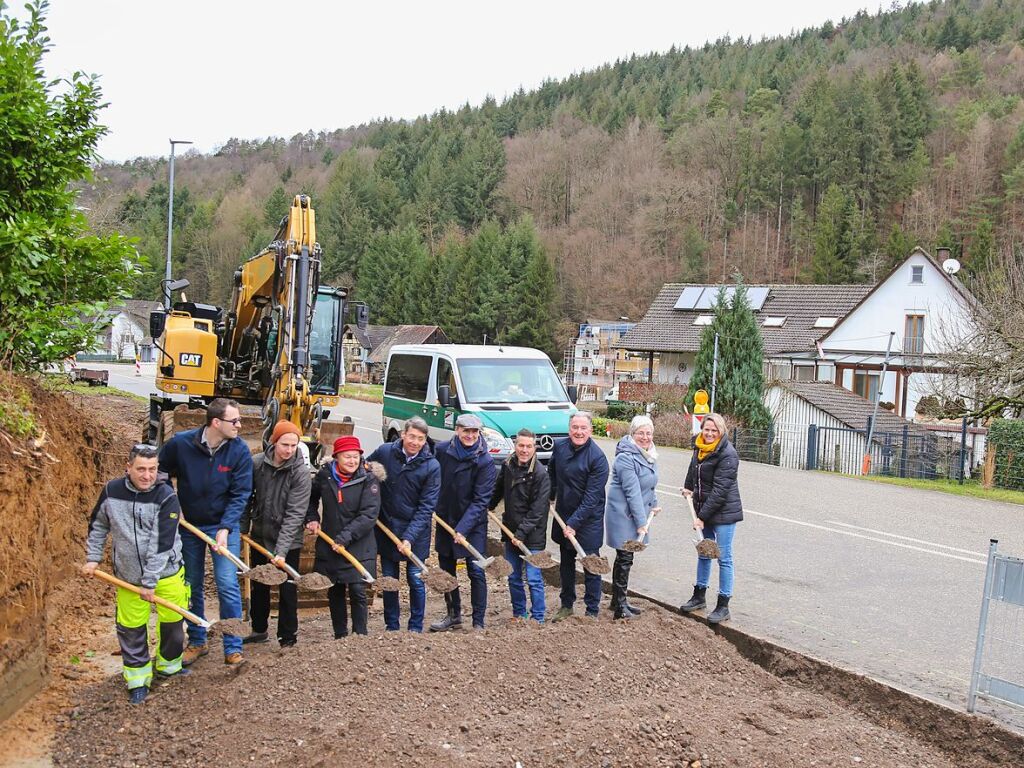 Januar: Spatenstich fr den neuen Radweg in Mnchweier