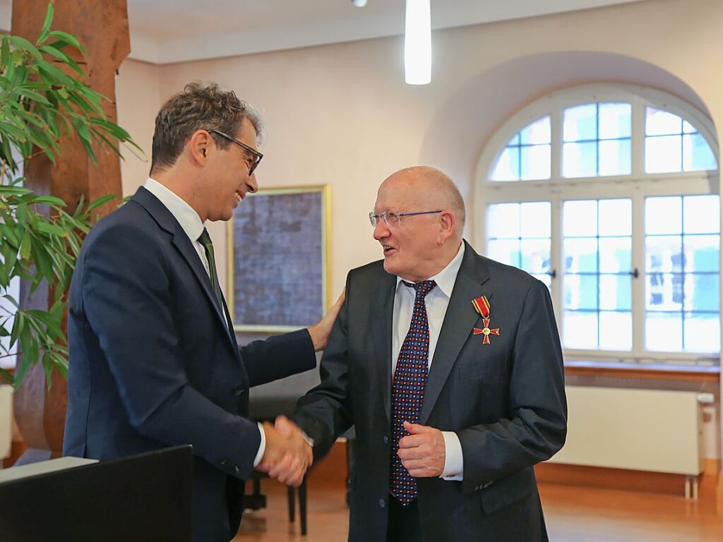 Mrz: Staatssekretr Andr Baumann (links) berreicht Edmund Hensle das Bundesverdienstkreuz am Bande fr sein Engagement fr Fledermuse unter anderem in Ettenheim und Lahr.