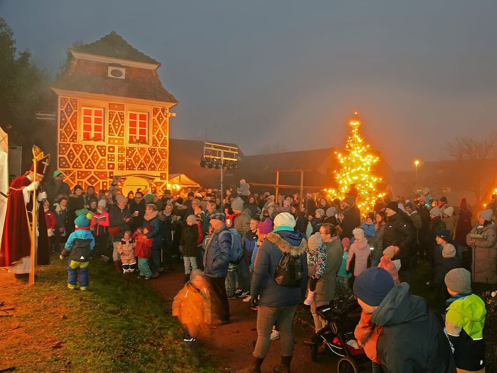 November: Beim Ettenheimer Weihnachtsmarkt schaut der Nikolaus vorbei