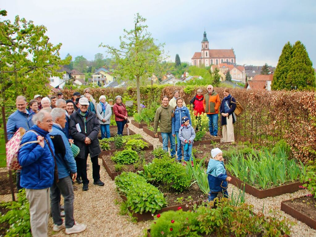 April: Hannah und Daniel Nussbaum (Mitte) prsentieren  in Ettenheim zum Auftakt der Offenen Gartentr ihre Beete  den Interessierten Grtnerinnen und Grtnern.