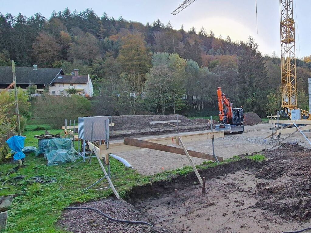 Oktober: Auf der Badwiese in Ettenheimmnster haben die Erdarbeiten begonnen. Dort soll ein Mehrfamilienhaus entstehen.