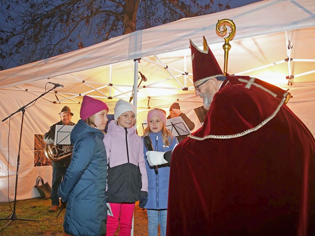 November: Beim Ettenheimer Weihnachtsmarkt schaut der Nikolaus vorbei