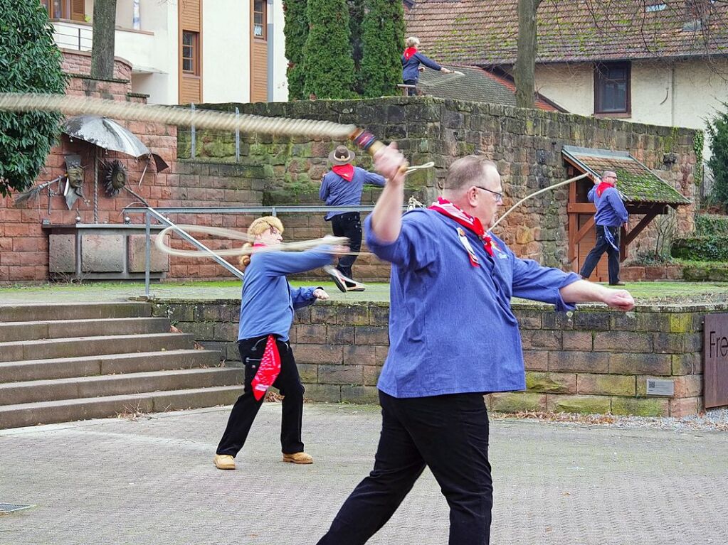 Januar: Die Eulenzunft erffnet die Fasent im Klostergarten mit dem Karbatschenschlagen.