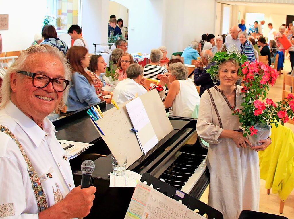 Juli: In der evangelischen Katharinenkirche in Seelbach wird das Rosenfest gefeiert.