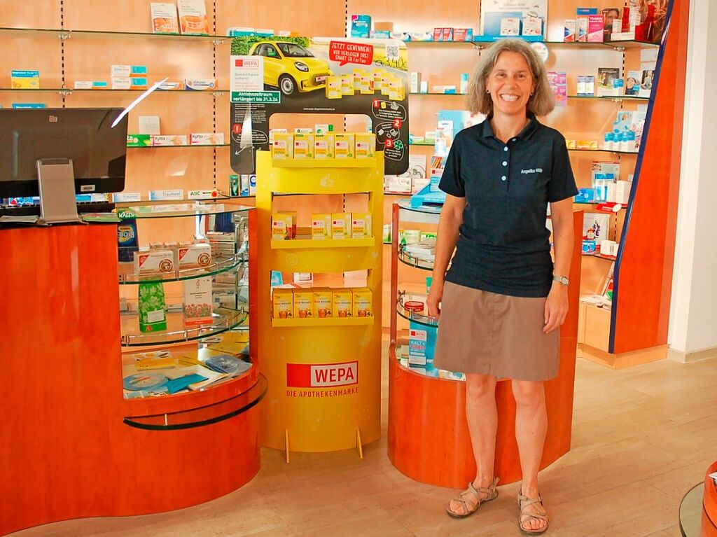 September: Apothekerin Angelika Klh schliet wegen Personalmangels die Klosterapotheke.