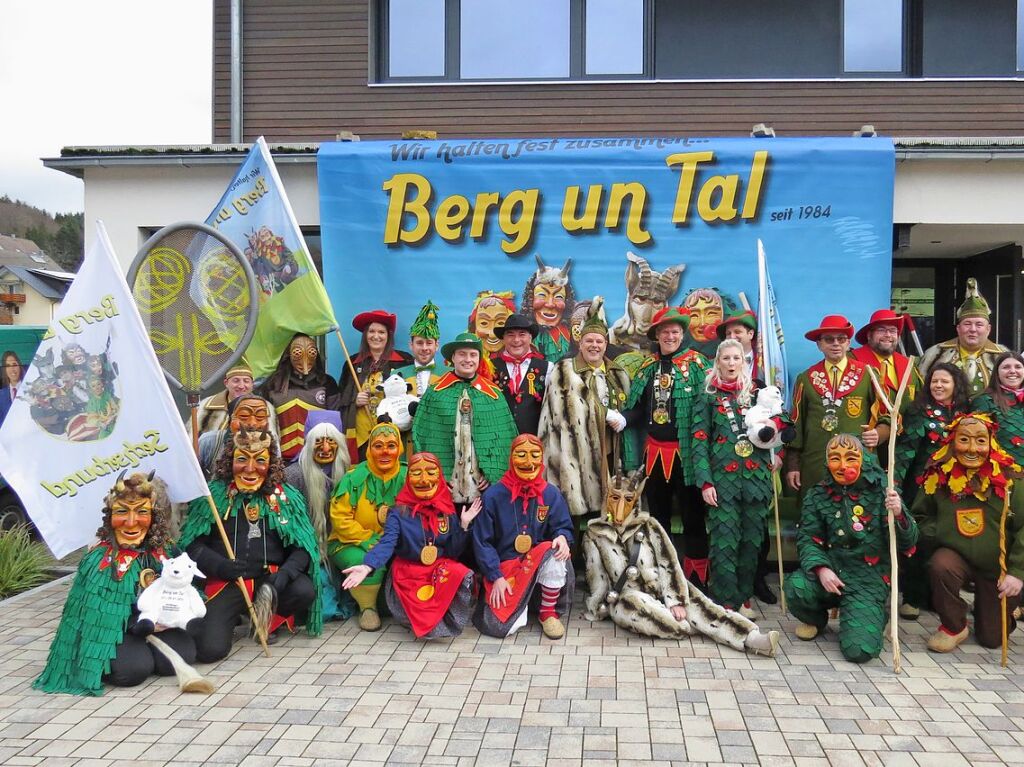 Januar: Bestens gelaunt begehen die Geisberger Geisenmeckerer das Berg- un-Tal-Treffen.