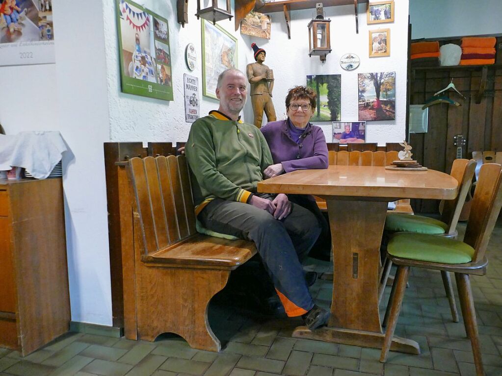 Februar: Nach 54 Jahren stellt das Gasthaus Reminihof in Schuttertal den Betrieb ein. Das Foto zeigt die Betreiber Wilfried und Felicitas Kopf am Stammtisch ihrer Gastwirtschaft.