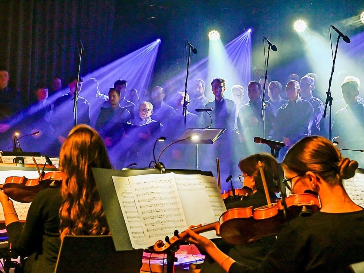 November: Der Mnnergesangverein Schutterbund und die Scheibenwischer-Combo sorgen in Schuttertal fr eine ausverkaufte Festhalle und begeistern das Publikum.