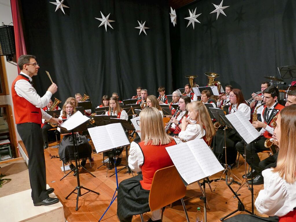 Dezember: Bei einem gemeinsamen Konzert begeistern der Musikverein Schweighausen...