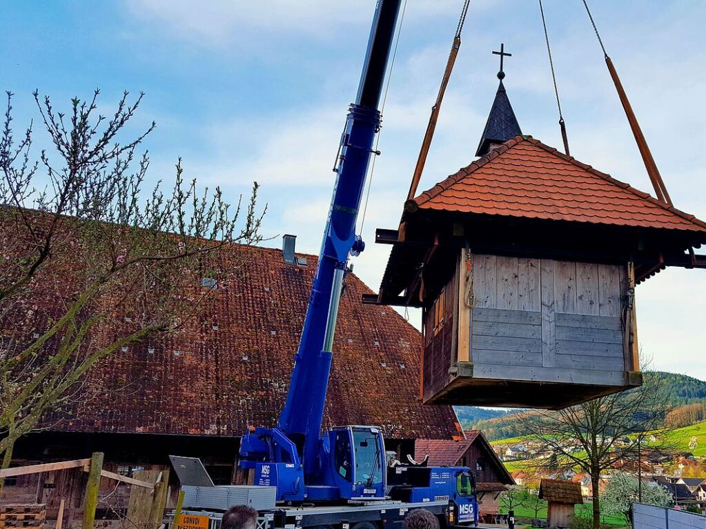 April: Fr das Freilichttheater „Wellenreiter“ wird die Kapelle auf dem Sgerhof versetzt, um Platz fr die Zuschauerreihen zu machen.