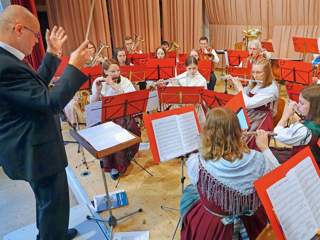 Mai: Die Trachtenkapelle Drlinbach begeistert beim Konzertabend in der Festhalle.