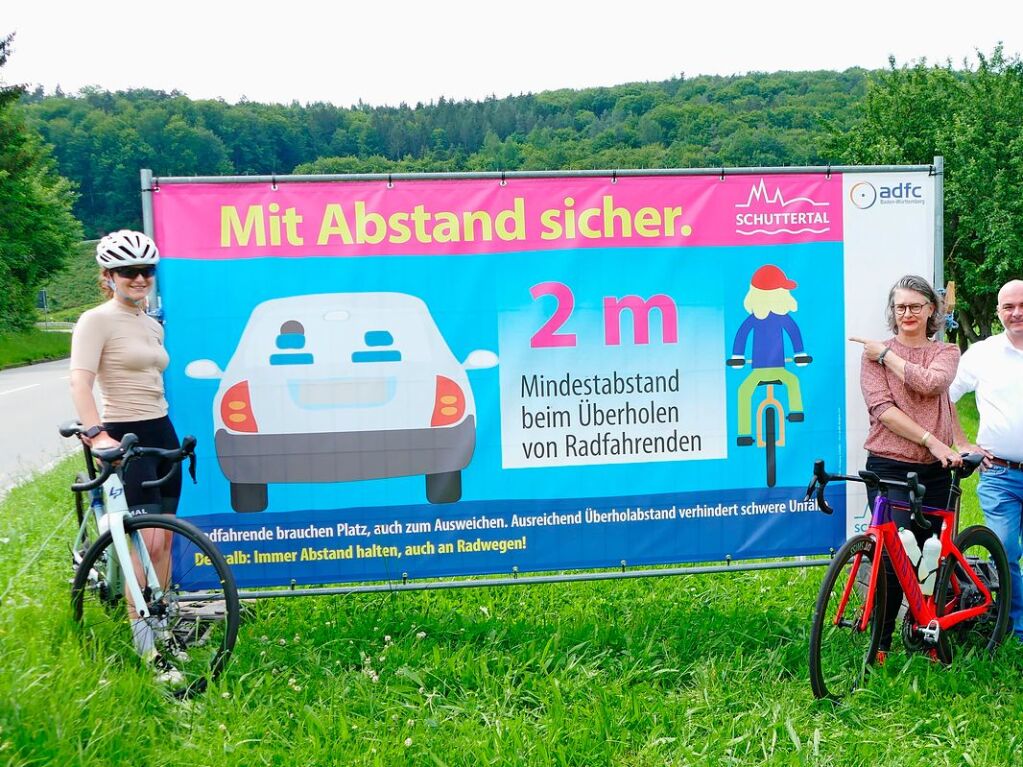 Juni: Ein Banner bei der Auffahrt zum Streitberg weist auf den Mindestabstand zu Fahrradfahrenden beim berholen hin. Silke Till-Zehnle hat es gespendet.