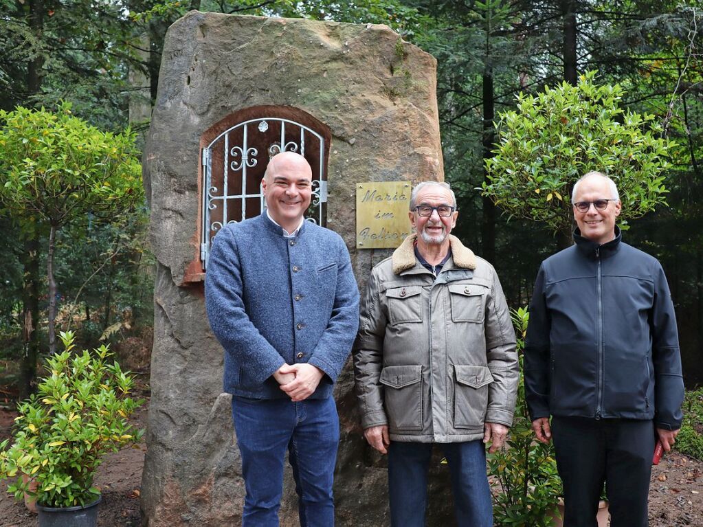 Oktober: Mitten im Wald, auf der Anhhe zwischen Drlinbach und Ettenheimmnster, hat Alois Gppert einen groen Sandstein mit einer „Maria im Felsen“ aufstellen lassen.