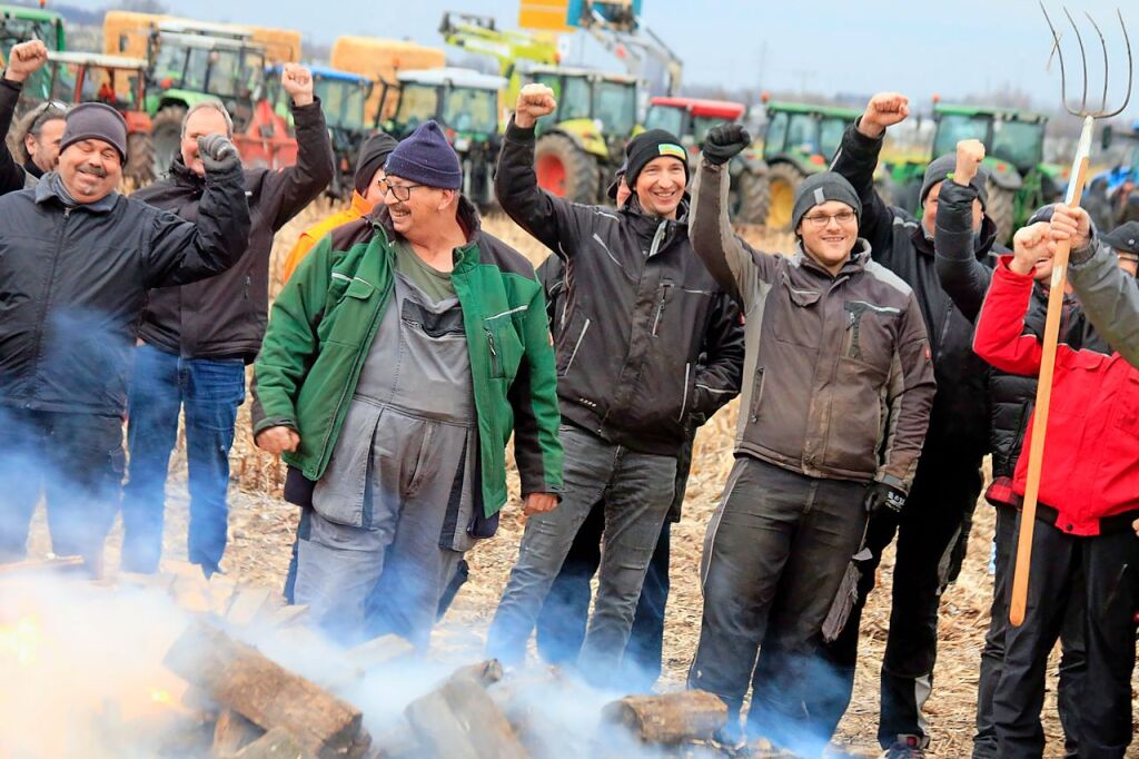 Traktor-Kolonnen auf den Straen und Mahnfeuer: Landwirte protestieren Anfang Januar bundesweit gegen die Krzungsplne der Regierung, wie hier am Sulzer Kreuz.