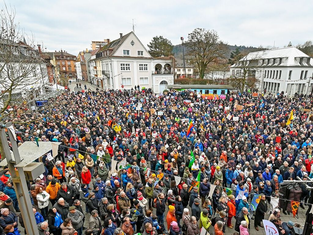 Nach Berichten ber ein Treffen radikaler Rechter in Potsdam gibt es  in auch Lahr eine groe Kundgebung. 4000 Menschen demonstrieren am 4. Februar  auf dem Rathausplatz  fr Vielfalt und Toleranz. Dazu rufen alle Ratsfraktionen  auf – auer der CDU.