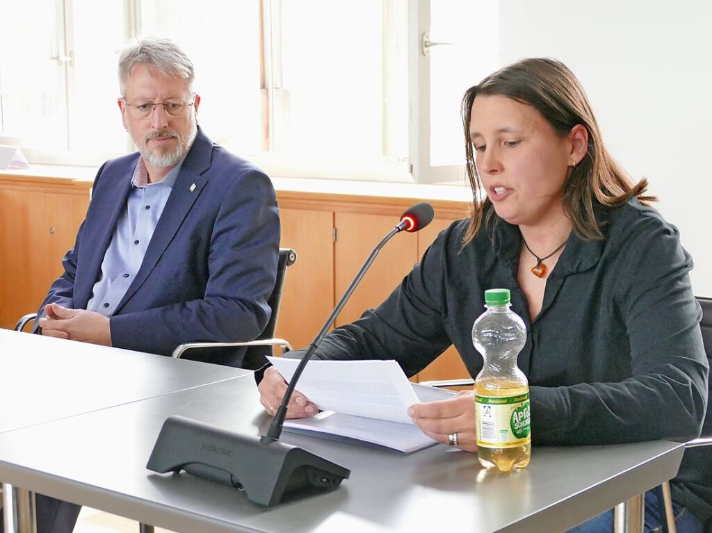 Das Brgerbegehren gegen ein Klinikum in Langenwinkel ist gescheitert. 1652 Unterschriften wurden bis Mitte Januar gesammelt, 2500 htte es fr den Brgerentscheid gebraucht. Mitinitiatorin Melanie Kappus bt in einer Rede im Gemeinderat Kritik.