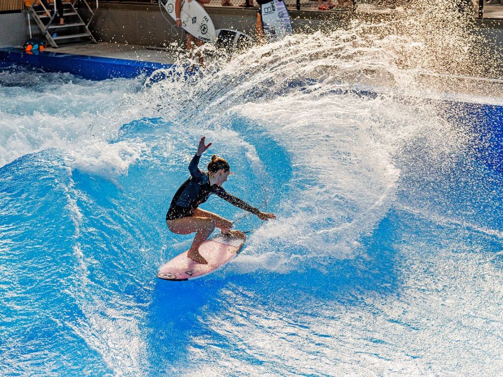 Anfang Mrz wird eine berraschende Nachricht publik: Es gibt Plne fr einen Surfpark mit knstlichen Erzeugten Wellen in Lahr.  Wer die 30 Millionen Euro Investitionskosten bernimmt, bleibt bis Jahresende unklar.