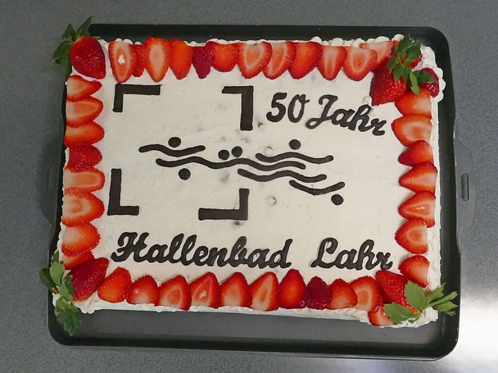 Die Stadt Lahr feiert den 50. Geburtstag des Hallenbads mit diversen Veranstaltungen an Ostern. Auch einen Kuchen gibt’s. Wie es mit dem in die Jahre gekommenen Bad weitergehen soll, bleibt offen.