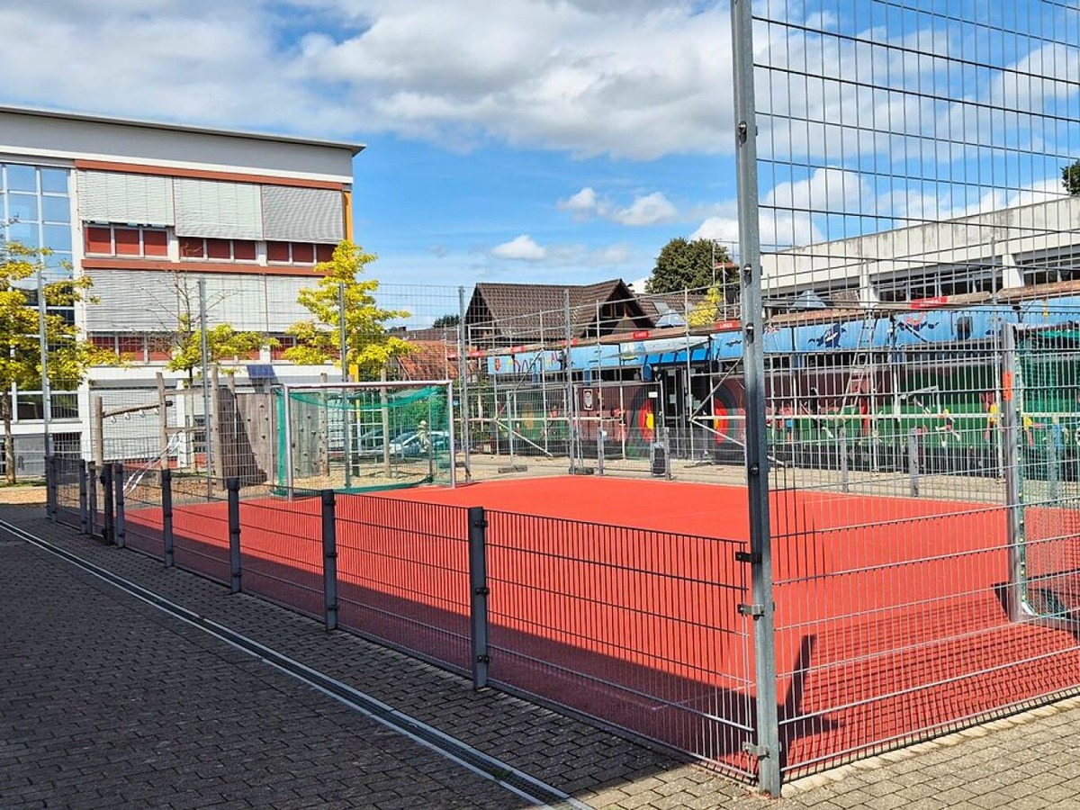 In Sulz wird ein Bolzplatz auf einem Schulhof zum Streitpunkt. Im August klagen Anwohner wegen des Lrms. Im Lahrer Rathaus findet man das befremdlich. Im November lehnt die Stadt eine Mediation ab.