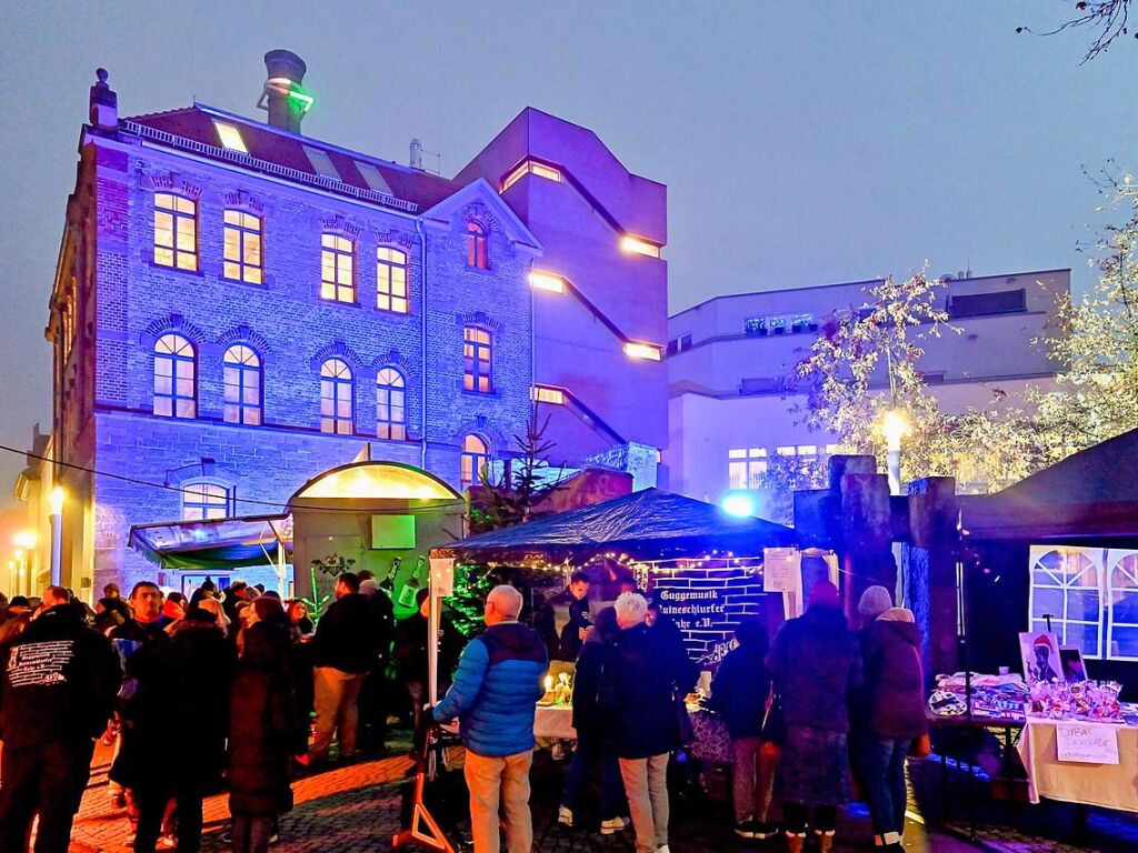 Zum zweiten Mal stellt eine private Initiative in Lahr einen Weihnachtsmarkt auf dem Museumsplatz auf die Beine. Die Lahrer nehmen das Angebot Anfang Dezember gern an.